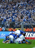 Fussball 1. Bundesliga : FC Schalke 04 Jubelt nach dem Tor zum 0:2 VON Marco Hoeger vor ihren Fans