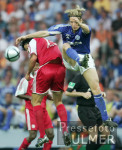 Fussball Pokal Finale: Schalke - Bayern, Zweikampf