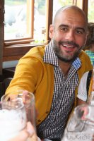 FUSSBALL 1. BUNDESLIGA 14/15:  FC Bayern Muenchen besucht das Oktoberfest