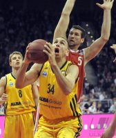 Basketball 1. Bundesliga 2011/2012:  Yassin Idbihi (li, Alba Berlin) gegen Jared Homan (FC Bayern Muenchen)