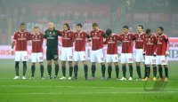 FUSSBALL International SERIE A 2011/2012: Das Team von AC Mailand haellt eine Gedenkminute