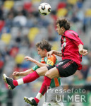 Fussball Ligapokal: Bremen - Leverkusen, Zweikampf