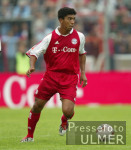 FUSSBALL  FC Bayern Muenchen Giovane Elber  (FCB) am Ball