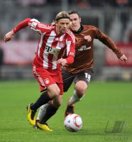 Fussball 1. Bundesliga : Anatoliy Tymoshchuk (li, FC Bayern Muenchen) gegen Max Kruse (re, FC St. Pauli)