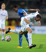 Fussball 1. Bundesliga :  Luiz Gustavo Dias (li, TSG 1899 Hoffenheim) gegen Christoph Metzelder (re, FC Schalke 04)