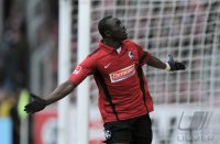 Fussball 1. Bundesliga  Saison 2010/2011:  JUBEL Papiss Demba Cisse (SC Freiburg)
