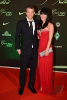 Fussball, 1. Bundesliga Saison 2012/2013: Lukas Schmitz posiert mit Freundin Kathrin Klotz