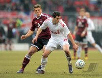 Fussball 1. Bundesliga, Saison 2011/2012: Mike Frantz  (li, 1 FC Nuernberg) gegen Mato Jajalo (1. FC Koeln)