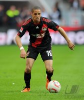 Fussball: 1. Bundesliga Saison 2010/2011: Leverkusen, SAM am Ball