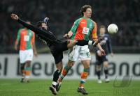 Fussball 1. Bundesliga: Bremen - Hamburg, Zweikampf