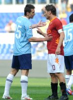 FUSSBALL SERIE A:  Miroslav Klose (li, Lazio Rom) mit Francesco Totti (AS Rom)