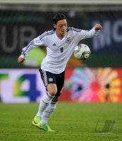 FUSSBALL INTERNATIONAL: Deutschland, OEZIL am Ball