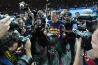 Fussball Champions League Finale 2015: Torwart Marc Andre ter Stegen (Barca) mit CHL Pokal