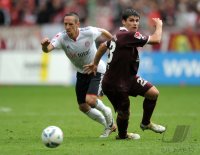 Fussball 1. Bundesliga, Saison 2011/2012:  Franck Ribery (li, FC Bayern Muenchen) gegen Florian Dick (re, 1. FC Kaiserslautern)