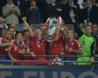 Fussball Champions League Finale 2013:  JUBEL Bastian Schweinsteiger (FC Bayern Muenchen) mit Pokal