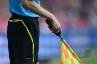 Fussball 1. Bundesliga, Saison 2011/2012:  Die Fahne des Linienrichters