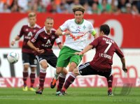 Fussball 1. Bundesliga, Saison 2011/2012: Clemens Fritz (Mitte, SV Werder Bremen) gegen Markus Feulner (re, 1 FC Nuernberg)
