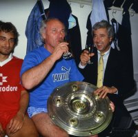 Fussball Lattek, Scherer mit Meisterteller in der Kabine.