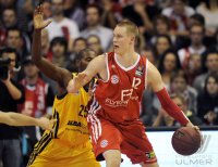 Basketball 1. Bundesliga 2011/2012:  Kyle Weaver (li, Alba Berlin) gegen Robin BENZING (FC Bayern Muenchen)