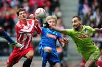 Fussball 1. Bundesliga : Mario Gomez (li, FC Bayern Muenchen) gegen Andreas Beck (TSG 1899 Hoffenheim) gegen Tom Starke (re, TSG 1899 Hoffenheim)