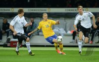 Fussball International WM Qualifikation 2014:  Holger Badstuber (v.li.,Deutschland)  gegen Samuel Holmen (Mitte, Schweden) gegen Per Mertesacker (Deutschland)
