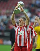 Fussball Supercup: JUBEL mit dem SUPERCUP Bastian Schweinsteiger (FC Bayern Muenchen)