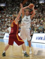 Basketball Nationalmannschaft 2011/2012 : Gjorgji Chekovski (li, Mazedonien) gegen Dirk Nowitzki (re, Deutschland)