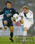 Fussball Testspiel: Wuppertal - Bayern Muenchen, Zweikampf