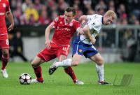 FUSSBALL International CHL 09/10: Ivica Olic (li., FCB) gegen Paul Scholes (re., Manu)