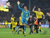 Fussball 1. Bundesliga :  Torwart Roman Weidenfeller (li,) mit Neven Subotic (Borussia Dortmund)