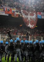 FUSSBALL INTERNATIONAL  EM 2012-Qualifikation:  Spielabbruch durch Serbische HOOLIGANS