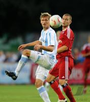 1. Fussball Bundesliga: Kai Buelow (li, 1860 Muenchen) gegen Mladen Petric  (re, HSV)