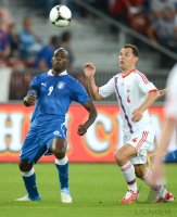Fussball International Testspiel: Mario Balotelli (li, Italien) gegen Sergei Ignashevich (Russland)