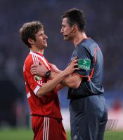 FUSSBALL, DFB Pokal Halbfinale: Schiri Knut Kircher mit Thomas Mueller (FCB)