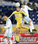 Fussball Testspiel:  Duisburg - Uruguay, Zweikampf