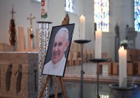 Ein Bild des verstorbenen Papst Franziskus I.im Rotternburger Dom St. Martin