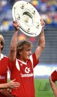 Fussball Brehme mit Meisterschale.