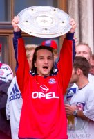 Fussball:  Jens Jeremies jubelt mit der Meisterschale
