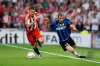 Fussball Champions League Finale: Mark van Bommel (li, FCB) gegen Esteban Matias Cambiasso Deleau (re, Inter)