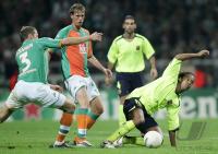 Fussball Champions League: Bremen - Barcelona, Zweikampf