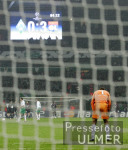 Fussball UCL: Bremen - Lyon, Reinke enttaeuscht vor Anzeigentafel