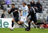 2. Fussball Bundesliga:  Markus Schuler (li, Arminia Bielefeld)  gegen Benjamin Lauth (m, 1860 Muenchen) gegen Baldassare di Gregorio (re, Arminia Bielefeld)