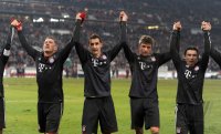 Fussball DFB Pokal 10/11 : (v. li.) Bayern Jubel mit Bastian Schweinsteiger, Miroslav Klose, Thomas Mueller, Danijel Pranjic