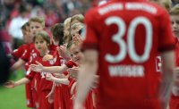 Fussball 1. Bundesliga Saison 14/15: FC Bayern Escortkids stehen Spalier