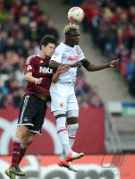 Fussball 1. Bundesliga, Saison 2012/2013:  Timm Klose (li, 1 FC Nuernberg) gegen Aristide Bance (FC Augsburg)