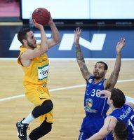 Basketball 1. Bundesliga 14/15 Hauptrunde:  Walter Tigers Tuebingen - FRAPORT SKYLINERS