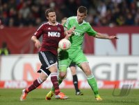 Fussball 1. Bundesliga, Saison 2012/2013: Markus Feulner (li, 1 FC Nuernberg) gegen Alexander Madlung (VfL Wolfsburg)