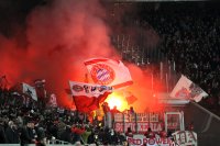 Fussball DFB Pokal 10/11 : Bayern Fans mit Bengalischen Feuer in der Fankurve