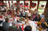 FUSSBALL 1. BUNDESLIGA 14/15:  FC Bayern Muenchen besucht das Oktoberfest