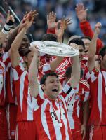 Fussball 1. Bundesliga : Mark van Bommel mit Schale   (FC Bayern Muenchen)